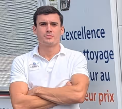 James Dorkel, dirigeant de James Eco Clean, en polo de l’entreprise devant son camion